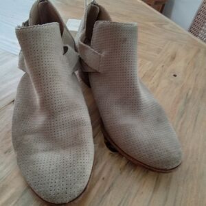 Dolce Vita Perforated Suede Cut Out Tan Ankle Boots Size 7.5